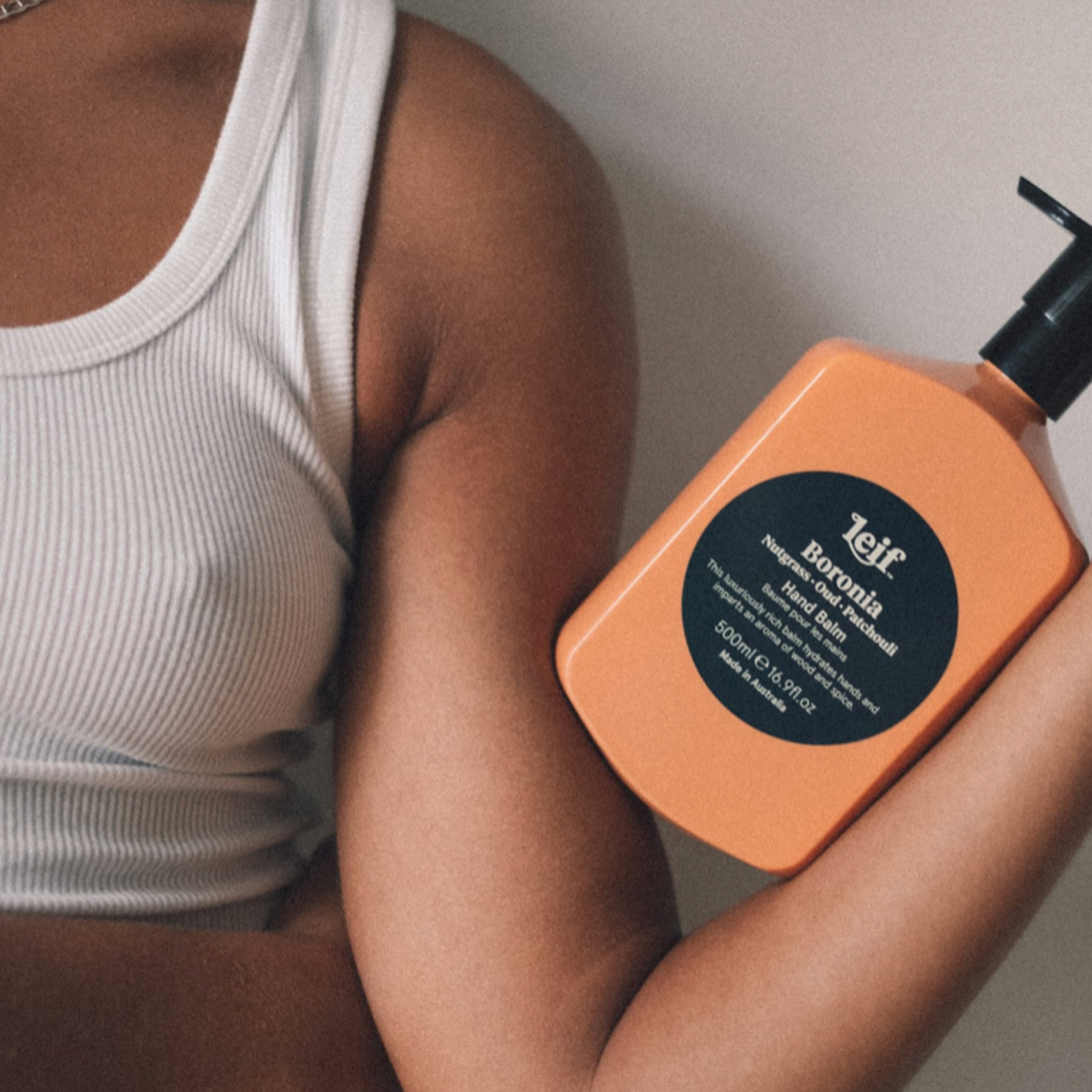 Woman holding Leif 500ml Boronia in her hands to her hip