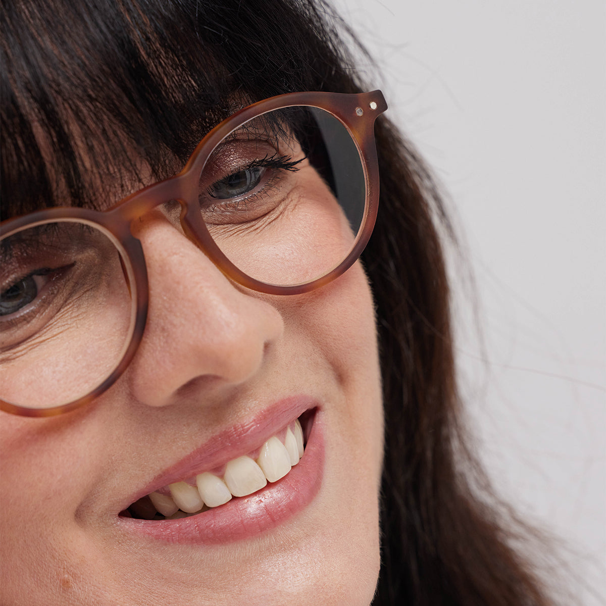 Front view of a lady wearing IZIPIZI Reading Glasses - Havane Brown - Lightweight Plastic Frame - Flexible Rubber Arms - Unisex Round Shape D - Stylish Readers for Daily Vision Correction and Comfort