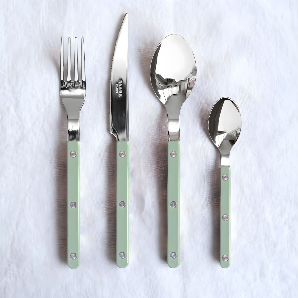 The collection of the Sabre Bistrot Cutlery Asparaus with the Asparagus teaspoon 16cm, which is made from Inox 18/10 - Manche nylon, dishwasher safe at 113°F (45°C) not suitable for microwave oven. This teaspoon is perfect for every occasion.