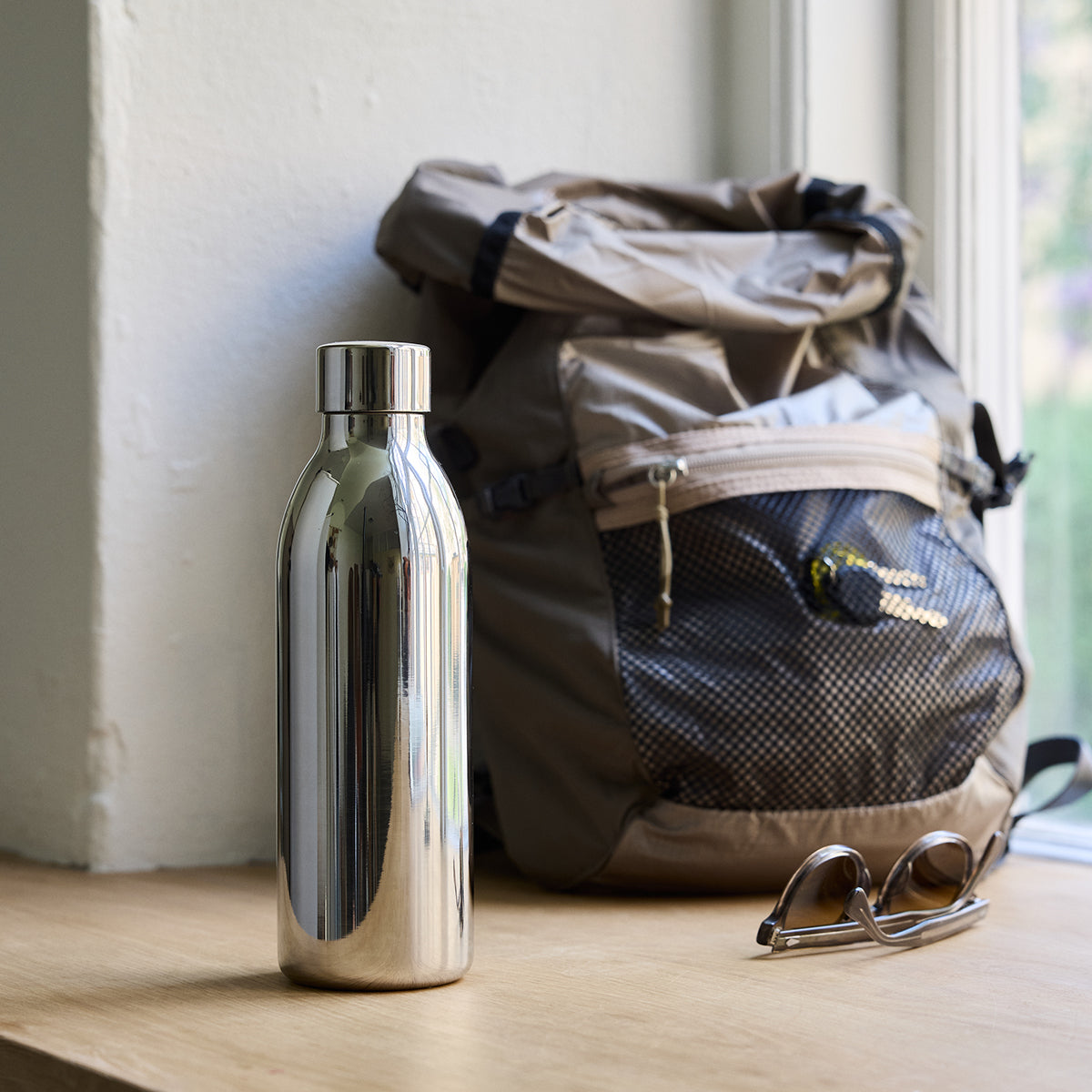 650ml Stainlesss steel bottle attached to Black Carbonator 3 on kitchen bench