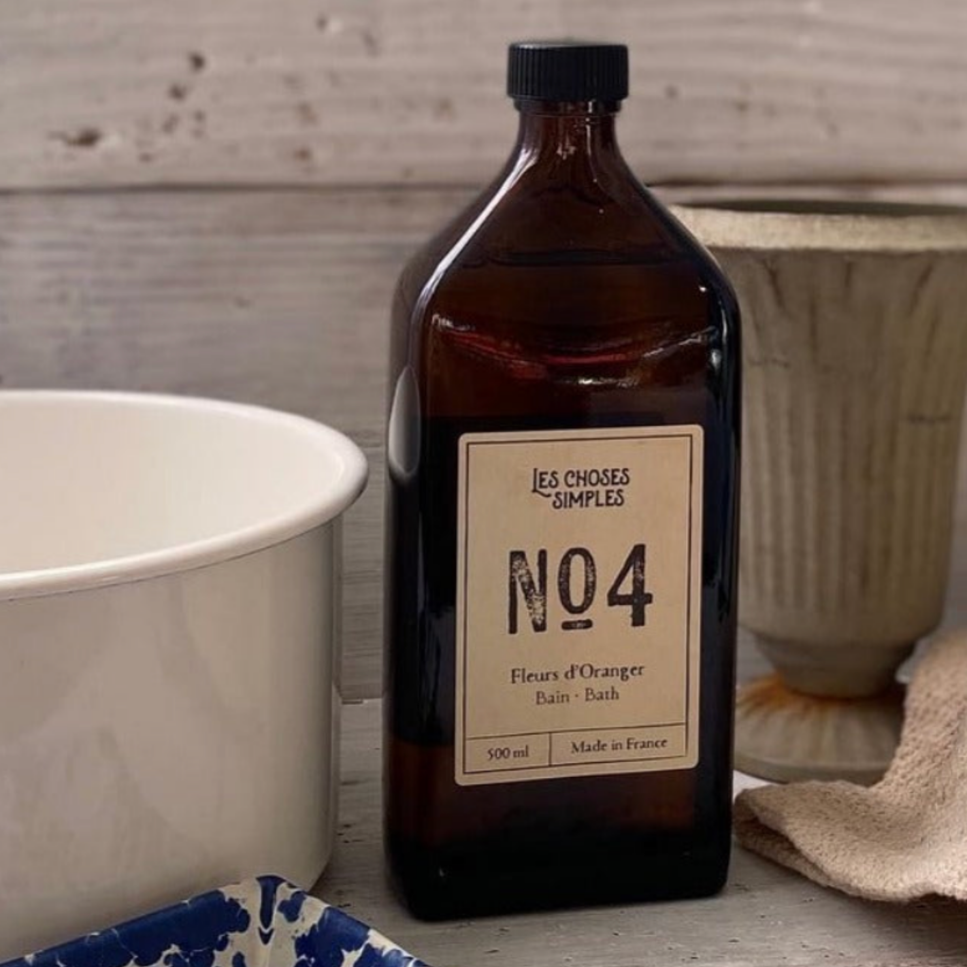 Les Choses Simple Bubble Bath 500ml Fleur des Oranger on display in bathroom 