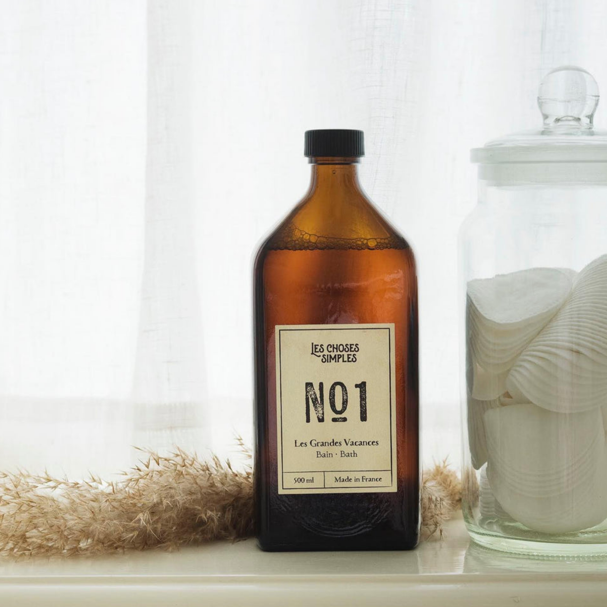 Les Choses Simple Bubble Bath 500ml Les Grande Vacances on display in bathroom setting 