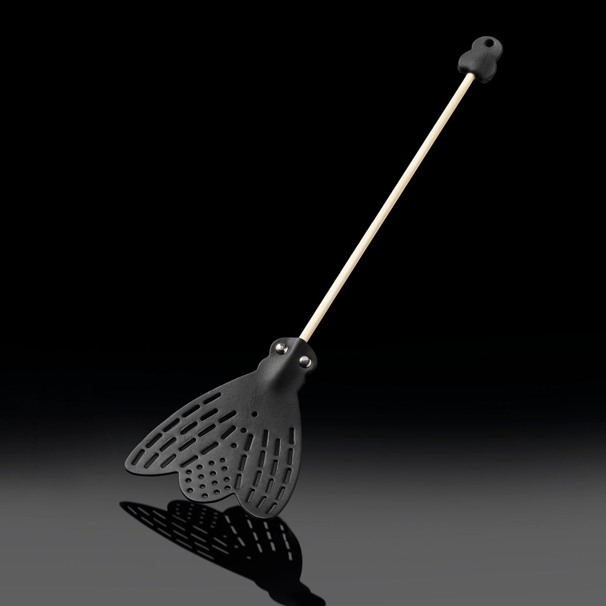 Essey fly-fly black swatter on angle on black background