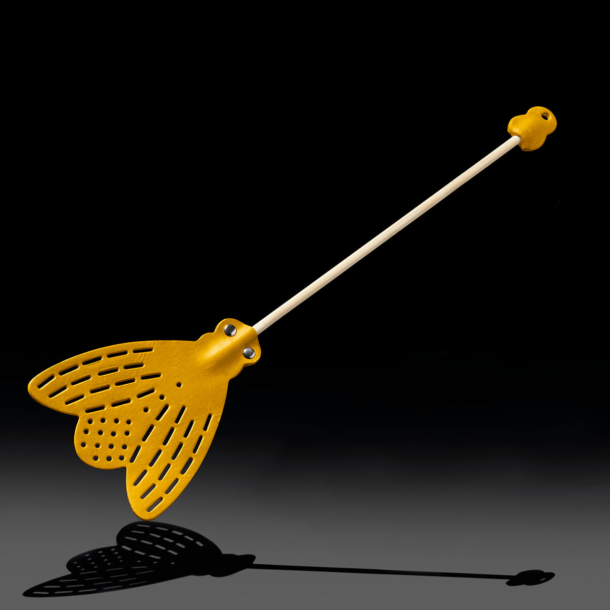 Essey fly-fly brown swatter on angle on black background