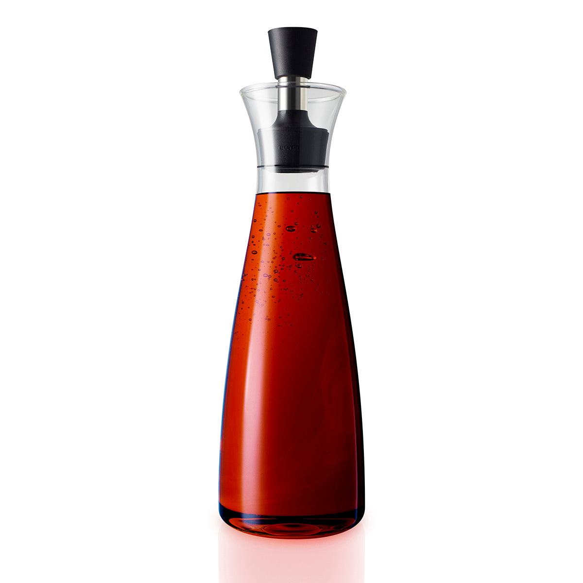 Oil & Vinegar carafe by Eva Solo filled with red vinegar