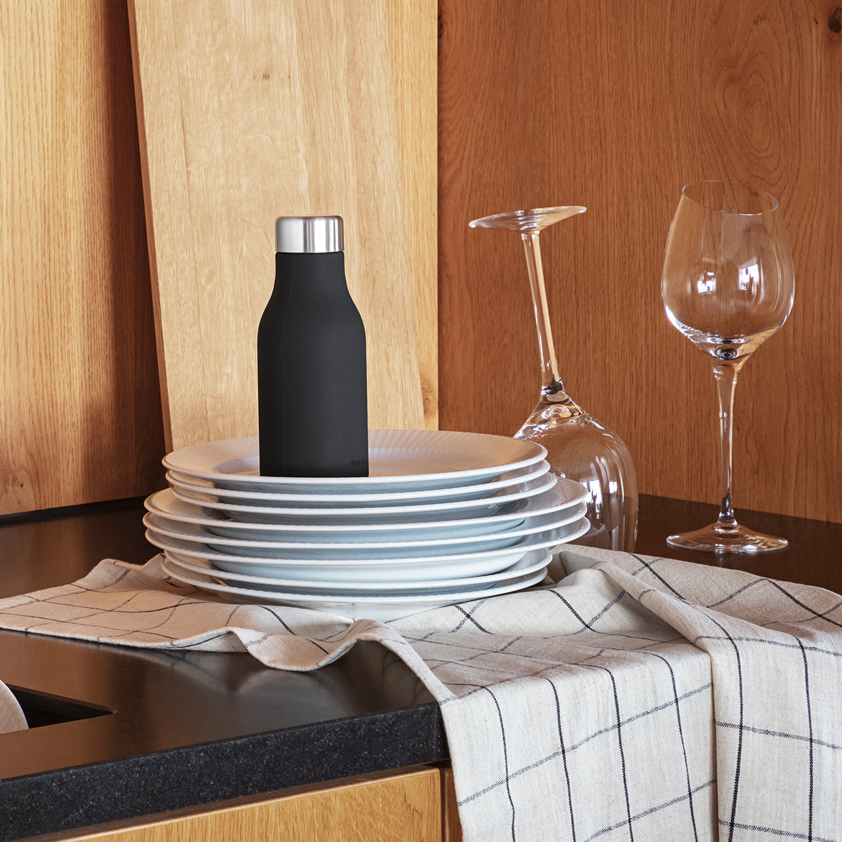 Image of Soap Dispenser Squeeze Black by Eva Solo with clean dishes.
