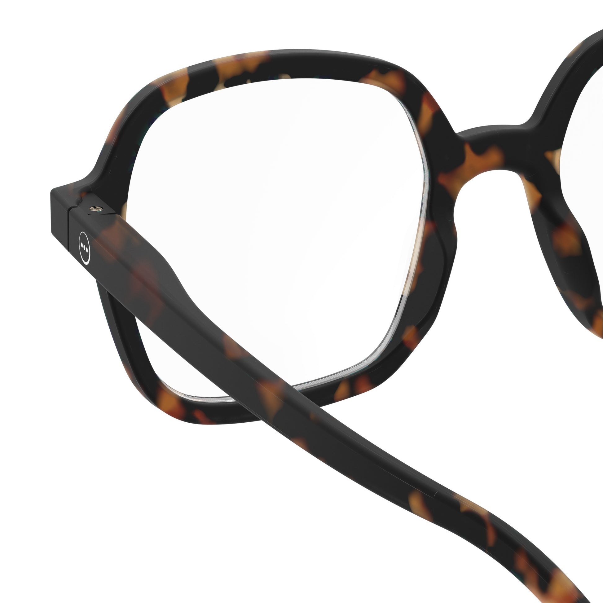 Upclose back side one glass view of IZIPIZI Reading Collection O Tortoise glasses with bio-sourced frame, soft-touch finish, flexible spring hinges, and oversized retro square design - lightweight unisex reading eyewear available in +1 to +3 diopters, includes soft pouch and gift box.