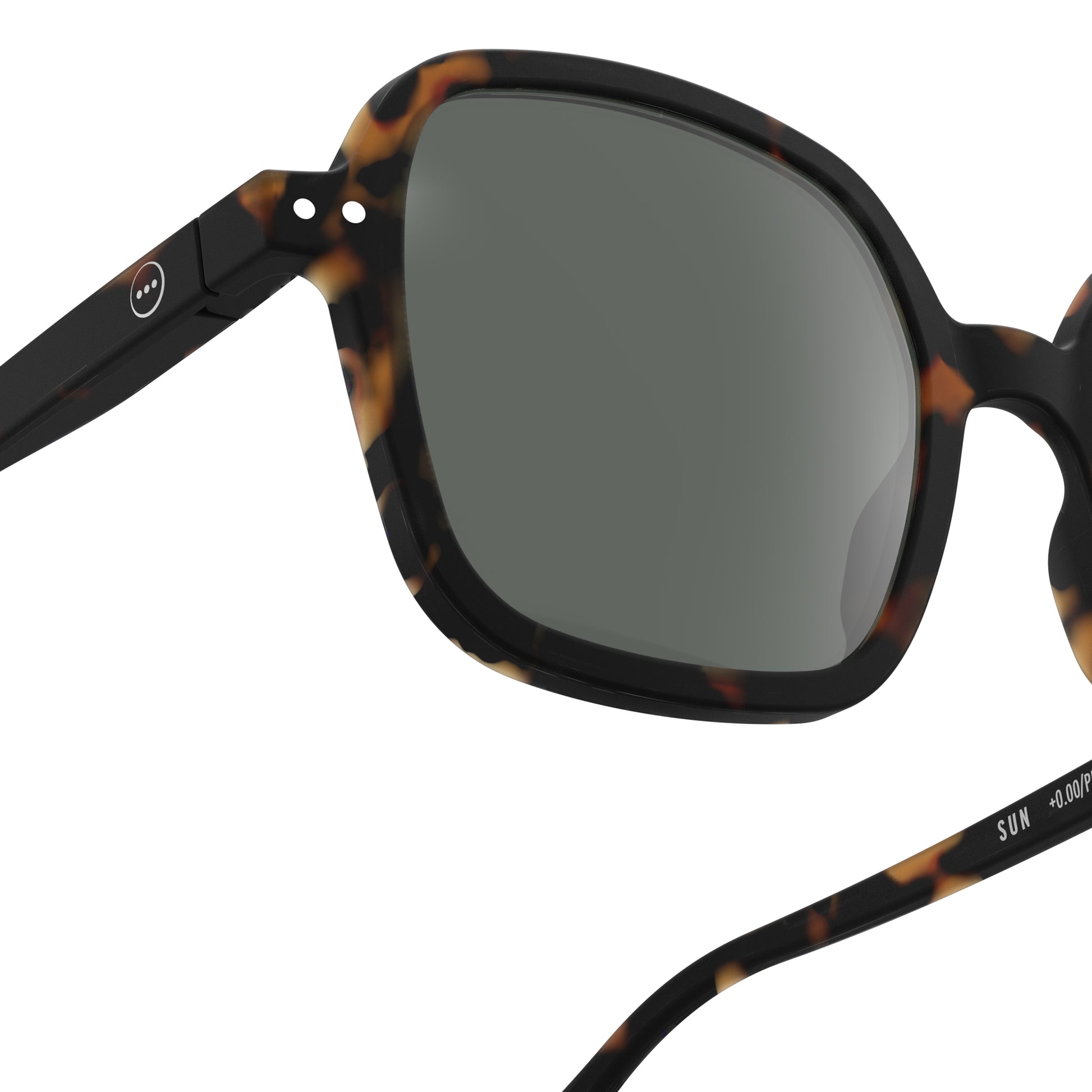 Upclose one side glass view of IZIPIZI Sun Collection O Tortoise sunglasses with 100% UV protection, lightweight rubberized frame, flexible spring hinges, and retro oversized square design - stylish and comfortable eyewear with gift box and felt pouch.