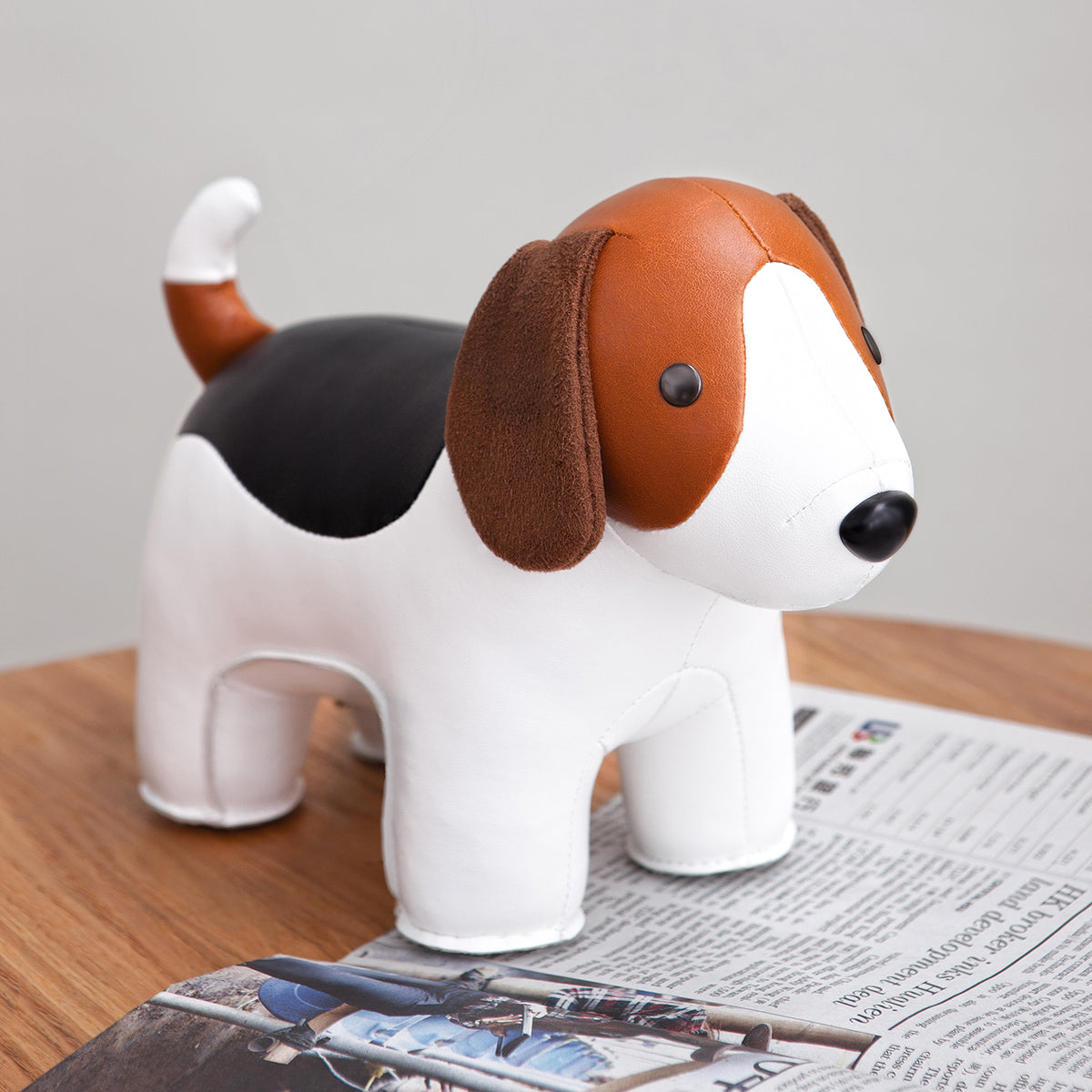 Zuny's Bookend Classic Beagle Tan shown on a desk