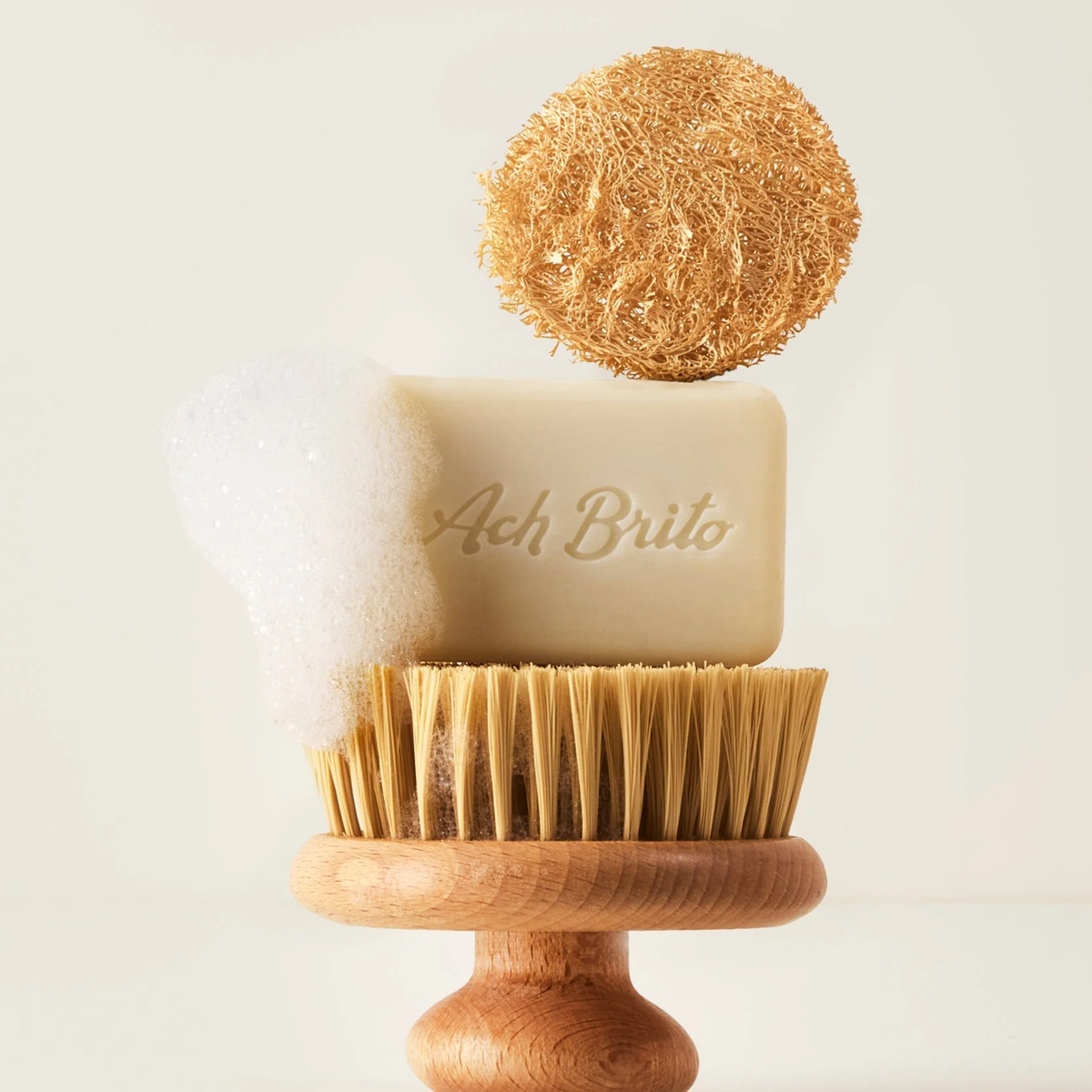 Brush and sponge with Ach Brito SPA Purifying Soap Clay & Verbena made with vegetable soap base, green clay that offers deep cleansing with floral scent.