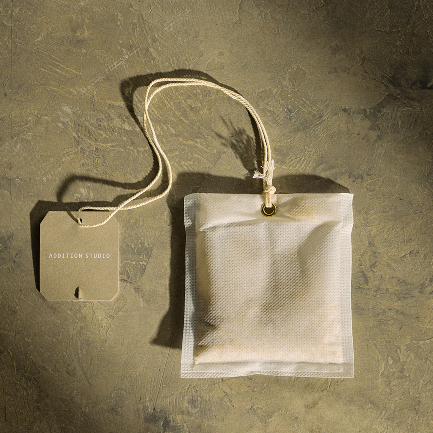 tea bath bag of the Addition Studio Bath Brew Milk 75g with Epsom salt for relaxation, goats milk, raw organic cocoa butter and lavender scent.