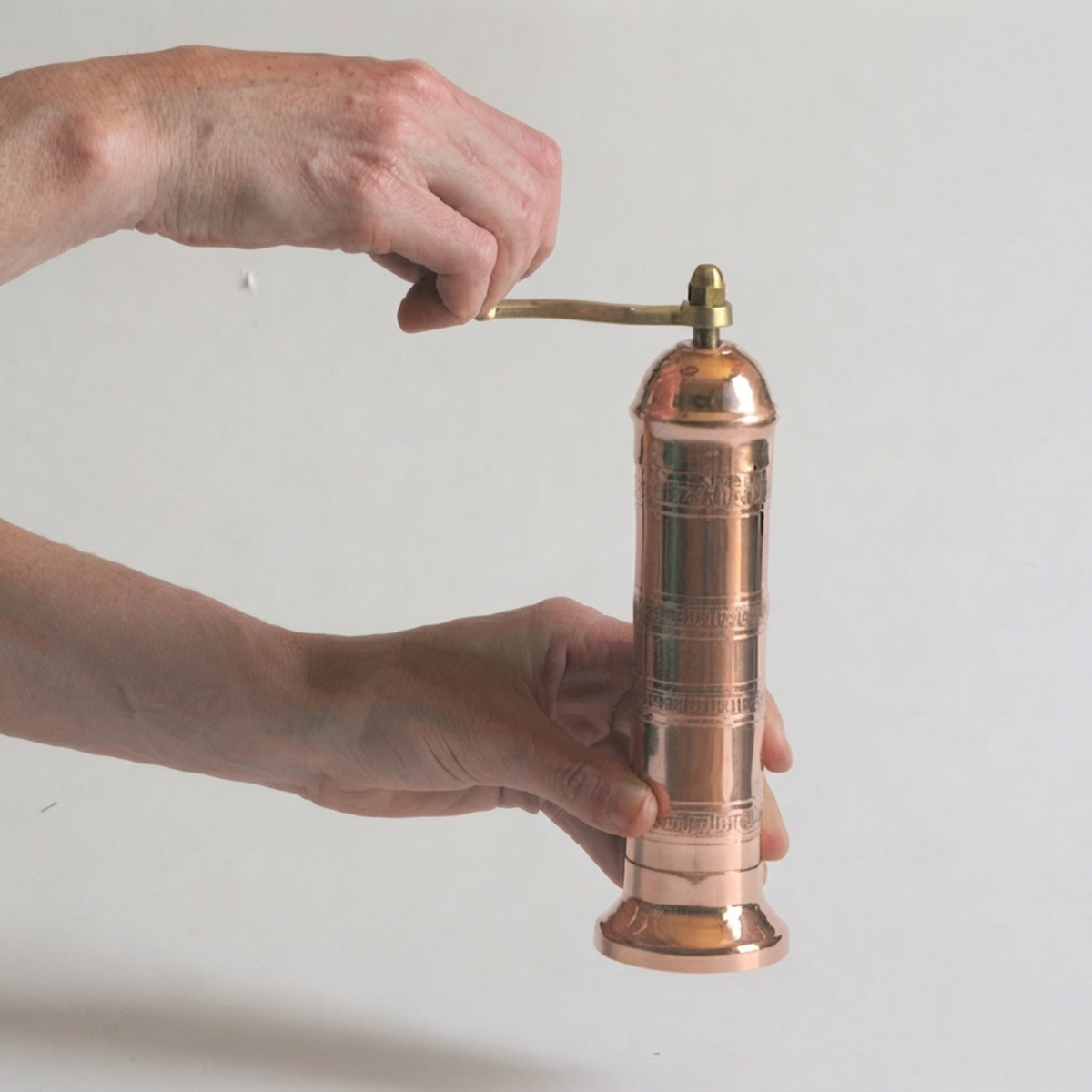Using Alexander Mills Copper Salt Grinder 20cm, which is 40% glass and stainless steel shaft for anti corrosion, with 3DCut system for grinding.
