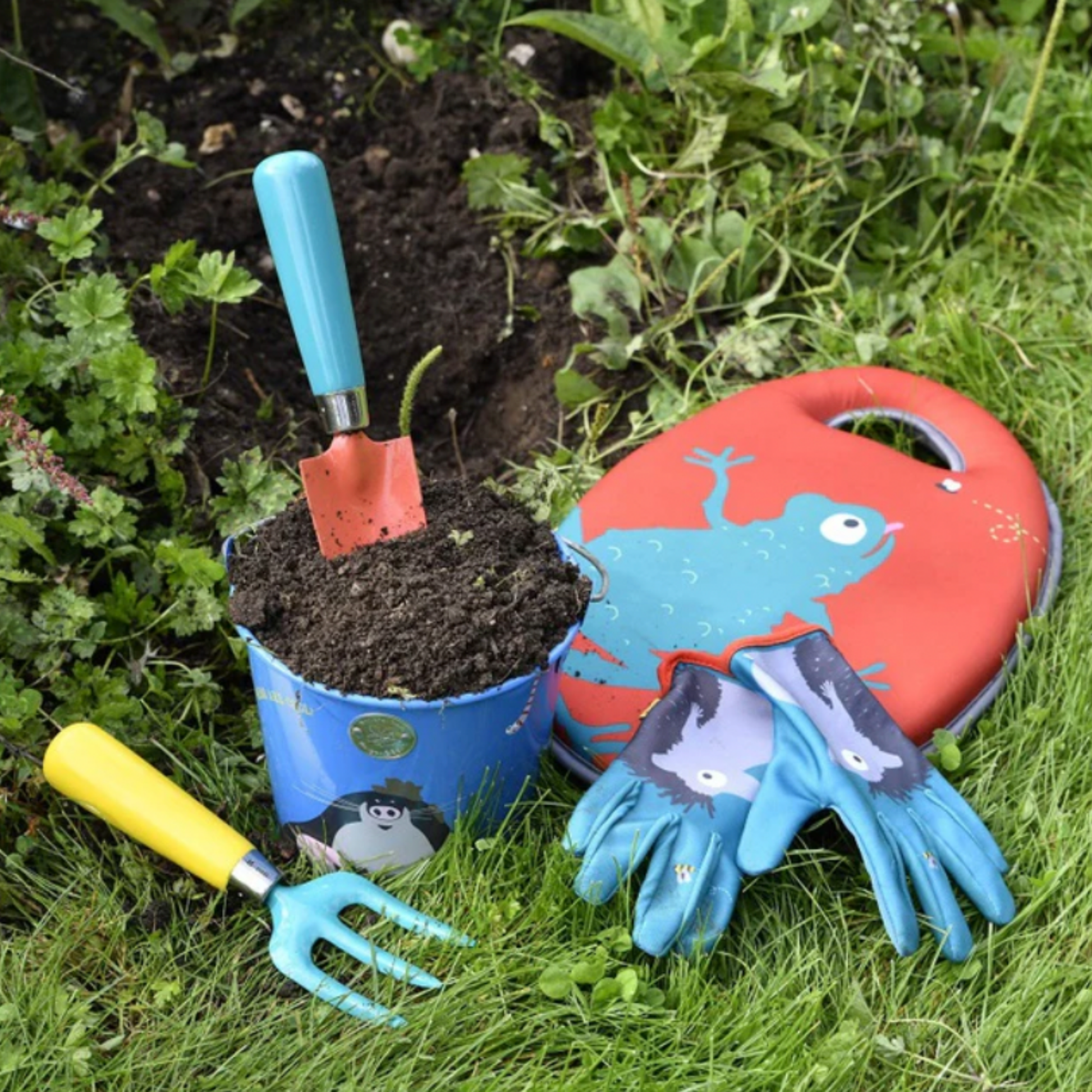 Burgon & Ball kids trowel and fork set in garden on display
