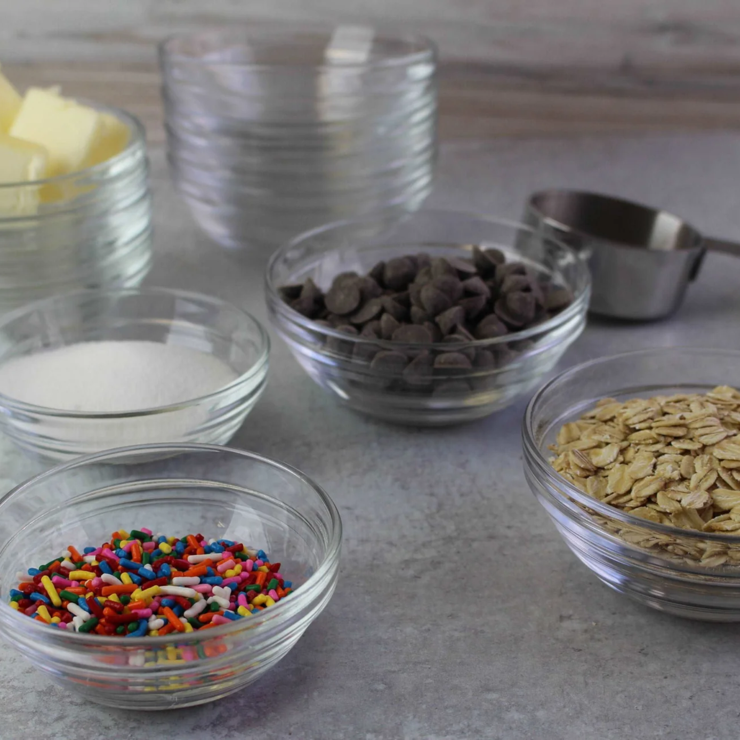 Clear Duralex transparent glass bowl with rounded shape, stackable design, shown with chocolate sprinkles and oats, 97cl - 17cm, ideal for salad, punch, or sauce.