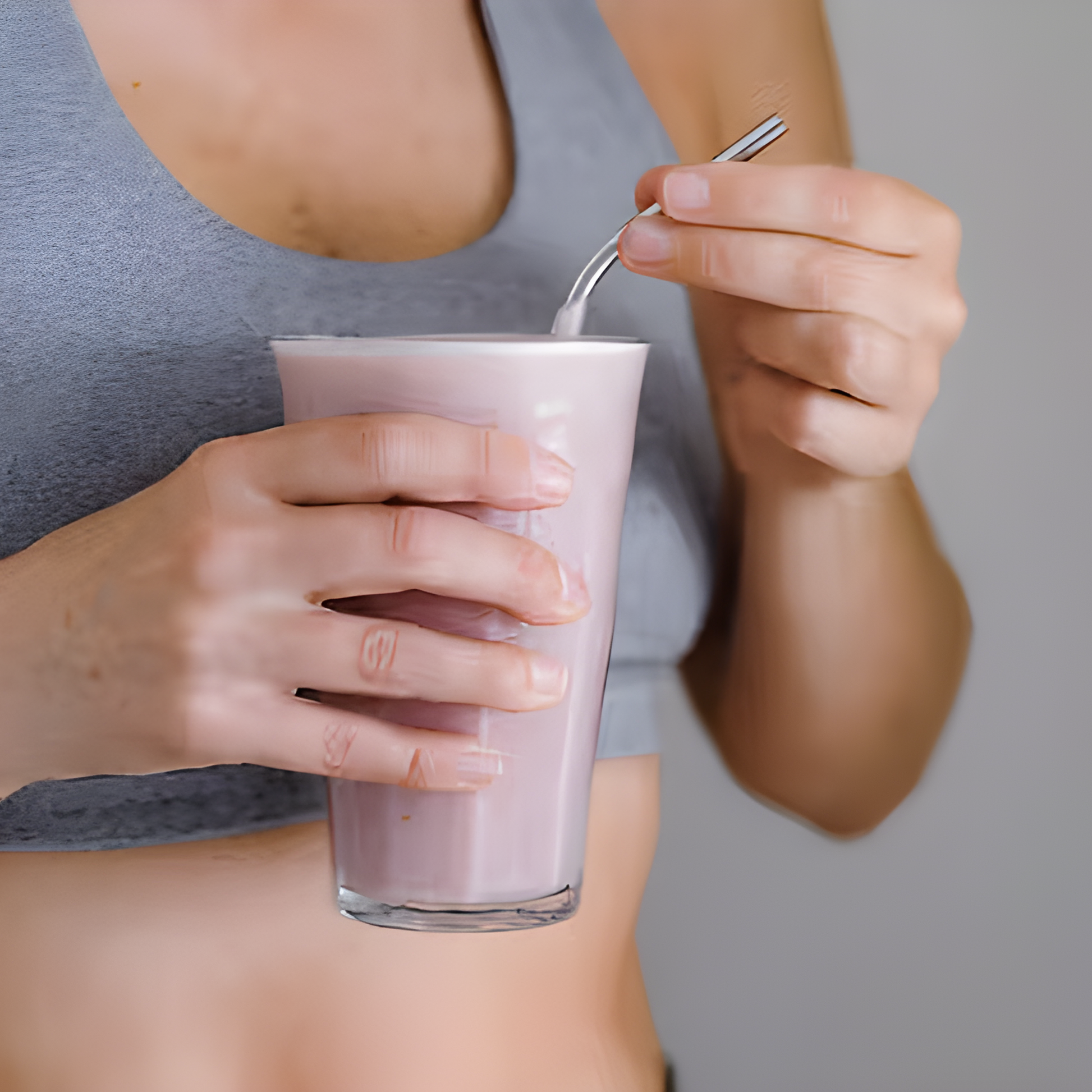 Duralex Picardie tempered glass tumbler, clear, with a thick base and comfortable-to-hold design. The glass is durable, hygienic, and safe for both the microwave and dishwasher, shown held and filled with fruit shake.