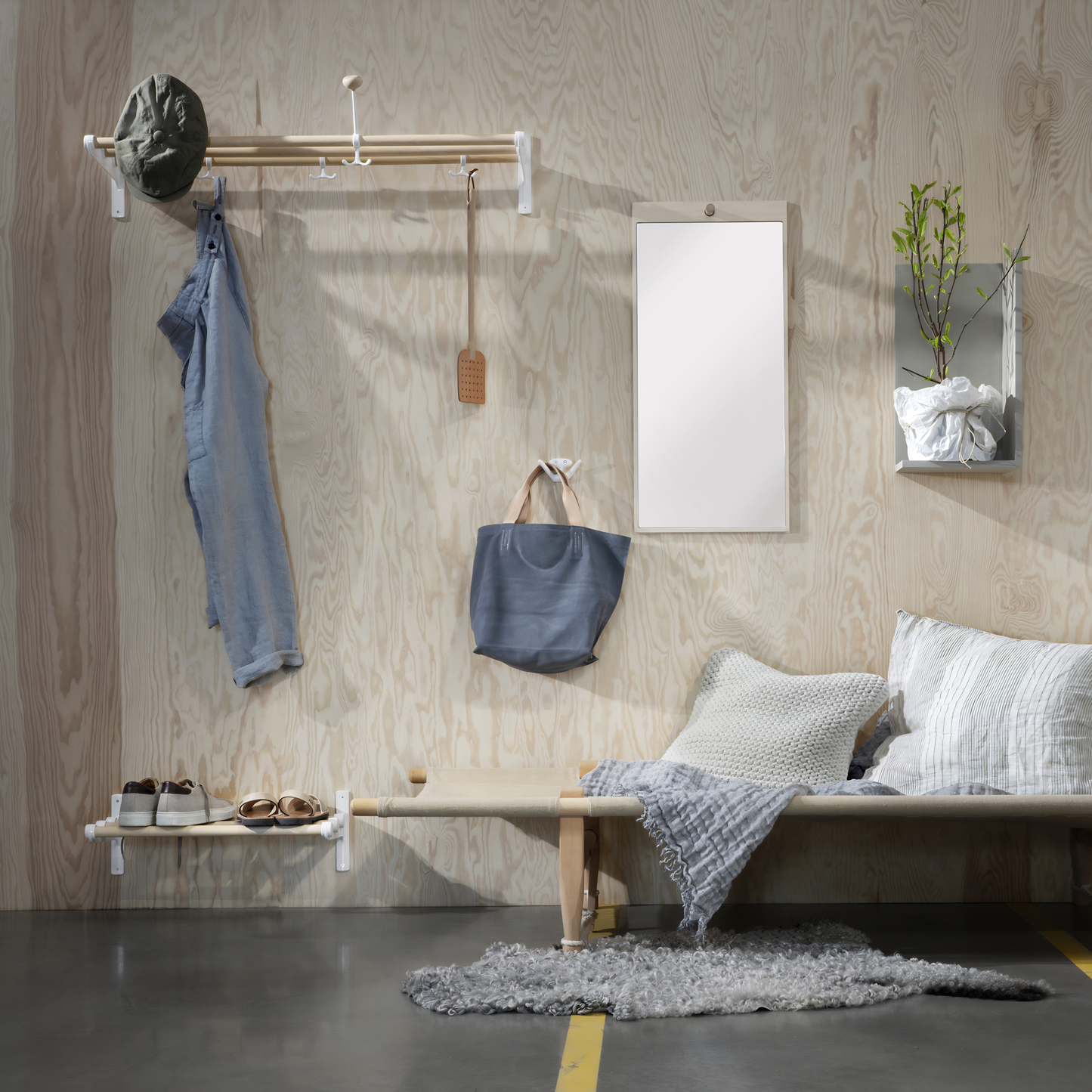 Shown hung on the wall, the Essem Nostalgi Rack Oak designed by Gunnar Bolin, the brackets are made of recycled aluminum with a wooden or aluminum bar, can be extended and with anchor hooks.