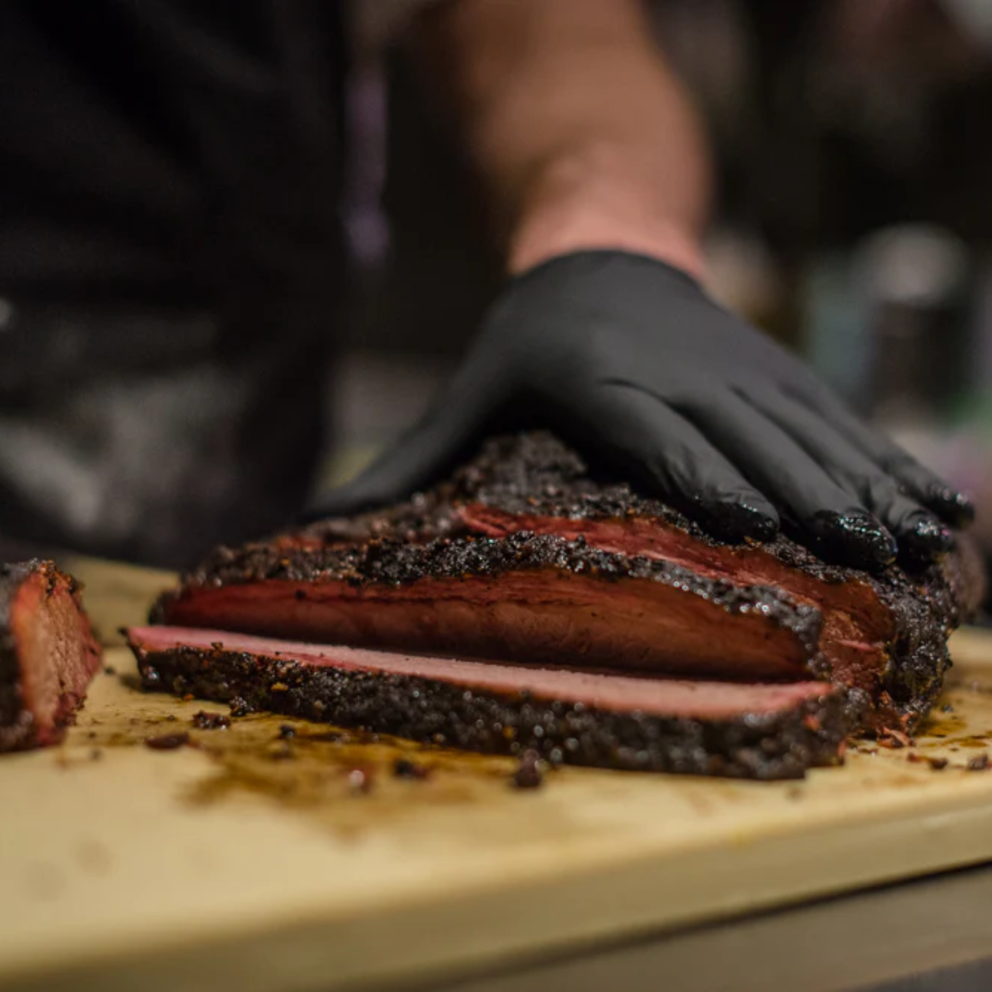 Slicing the meat after grilling that used Fancy Hanks BBQ Pepper 90g, a bold pepper-forward seasoning rub designed for meat.