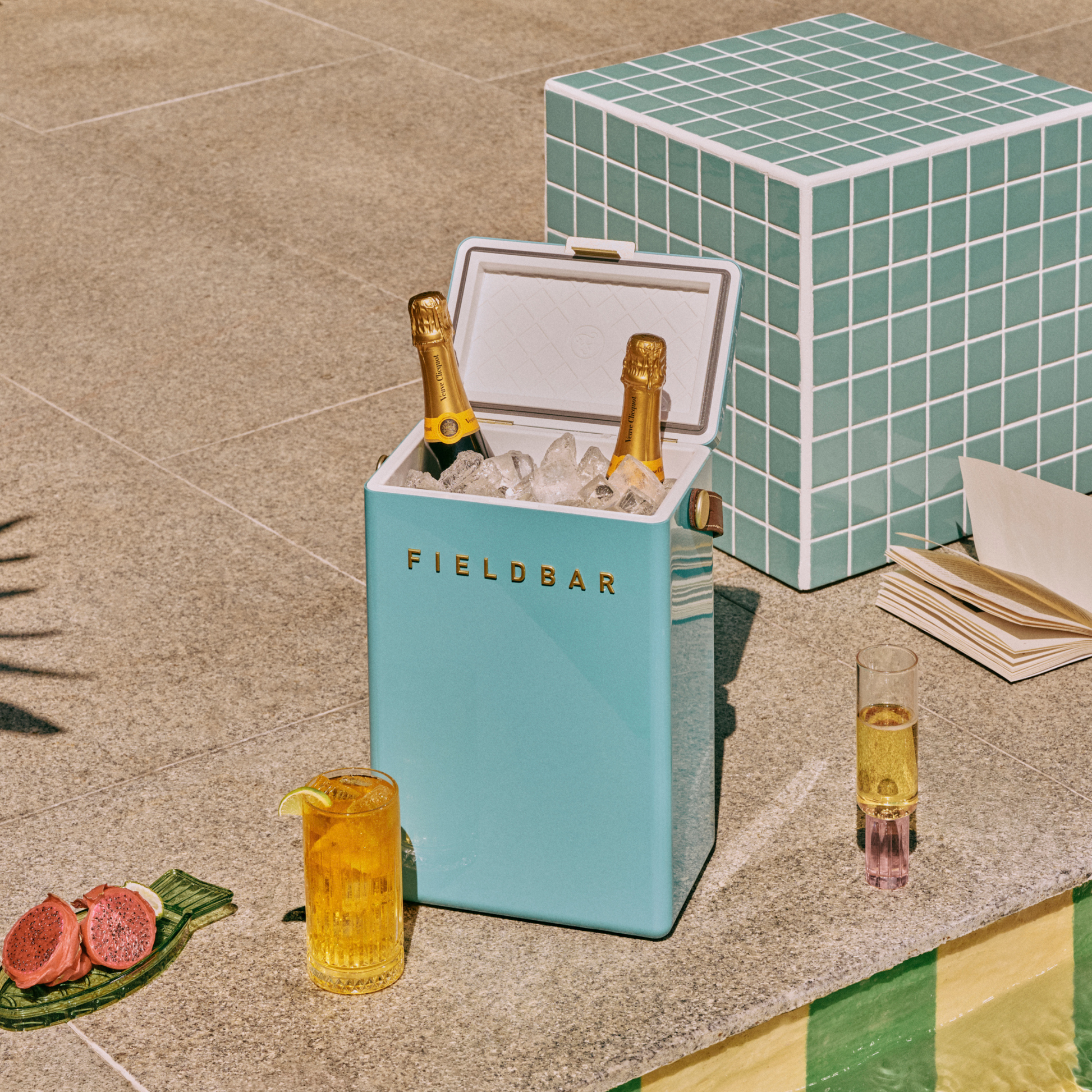 Back view of FIELDBAR Drinks Box MK II hardcase cooler, Bazaruto blue, 10L capacity, durable and comfortable to carry.