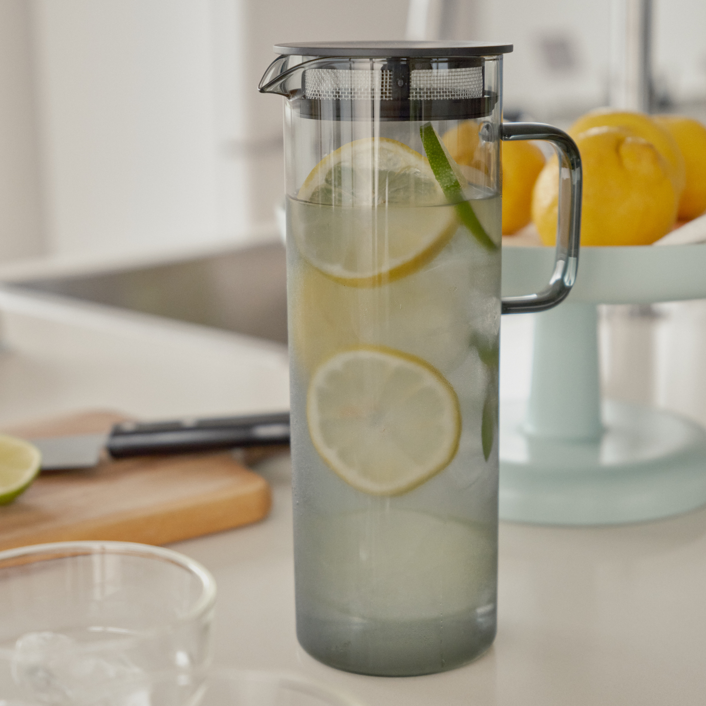 Hario Glass Pitcher Grey that is made from heatproof glass with 800ml capacity, with a lid that has a mesh filter, with lemon juice inside.