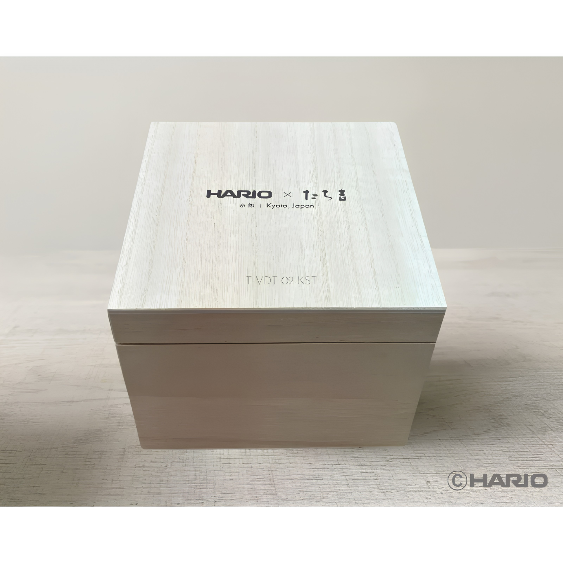The box of the Hario V60 Ceramic Tachikichi Coffee Dripper 02 Koseto handcrafted with natural glaze variations and fine crackles pattern for a unique character, iconic design with glazing from Kyoto-based brand Tachikichi.
