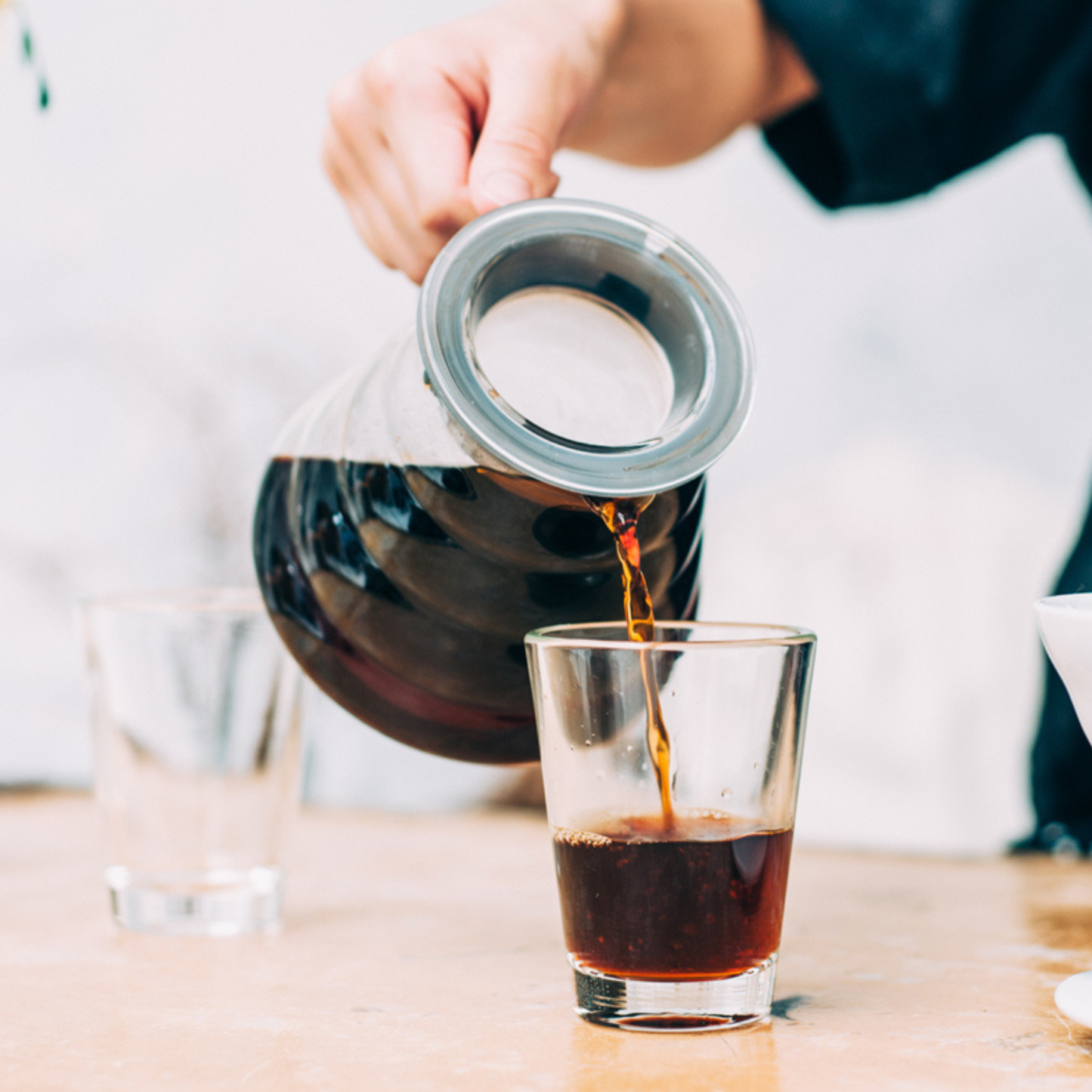 Pouring coffee from the HARIO beehive glass server clear heatproof borosilicate glass with silicone rubber seal, microwave safe with or without lid, 600ml capacity.