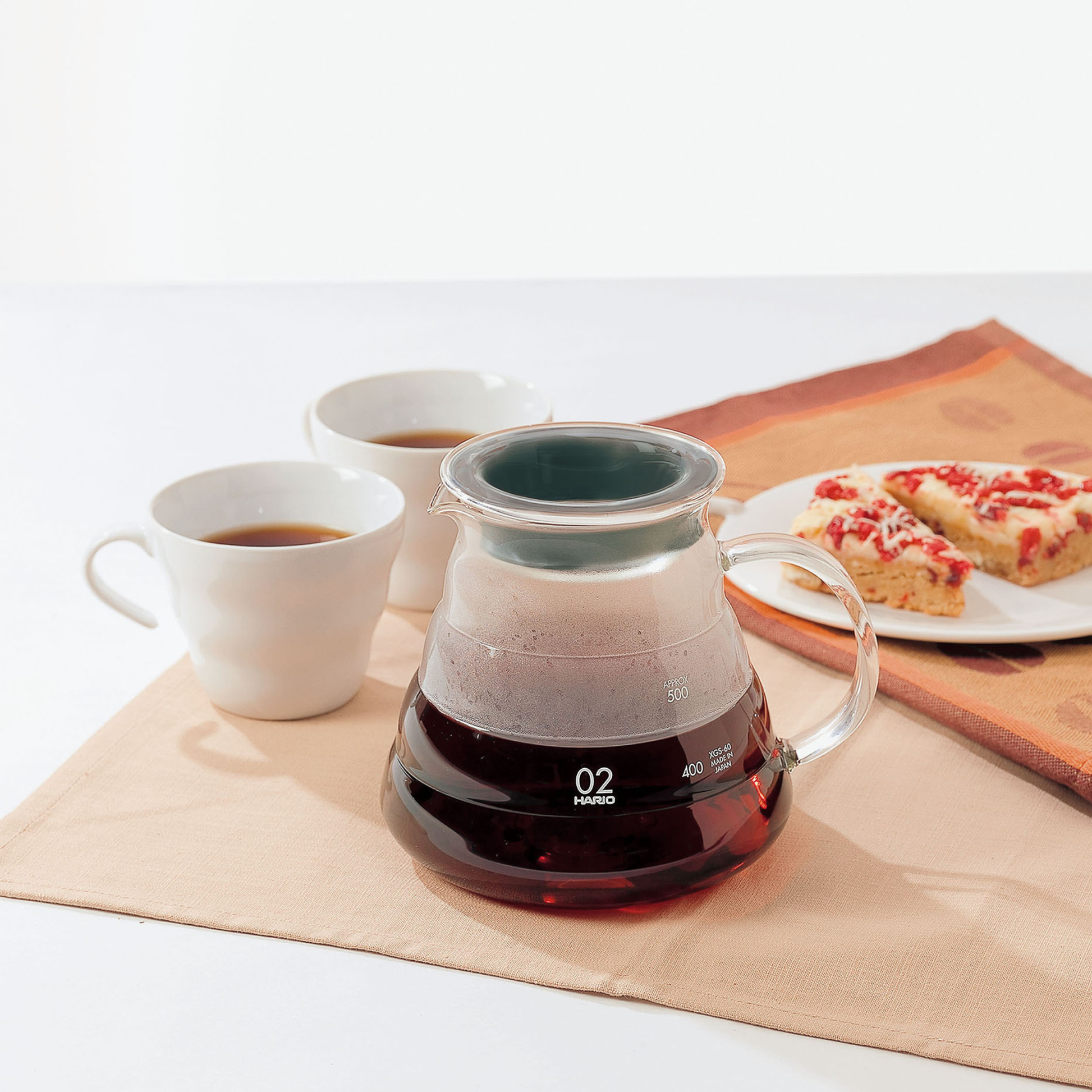 Table view of HARIO beehive glass server clear heatproof borosilicate glass with silicone rubber seal, microwave safe with or without lid, 600ml capacity.