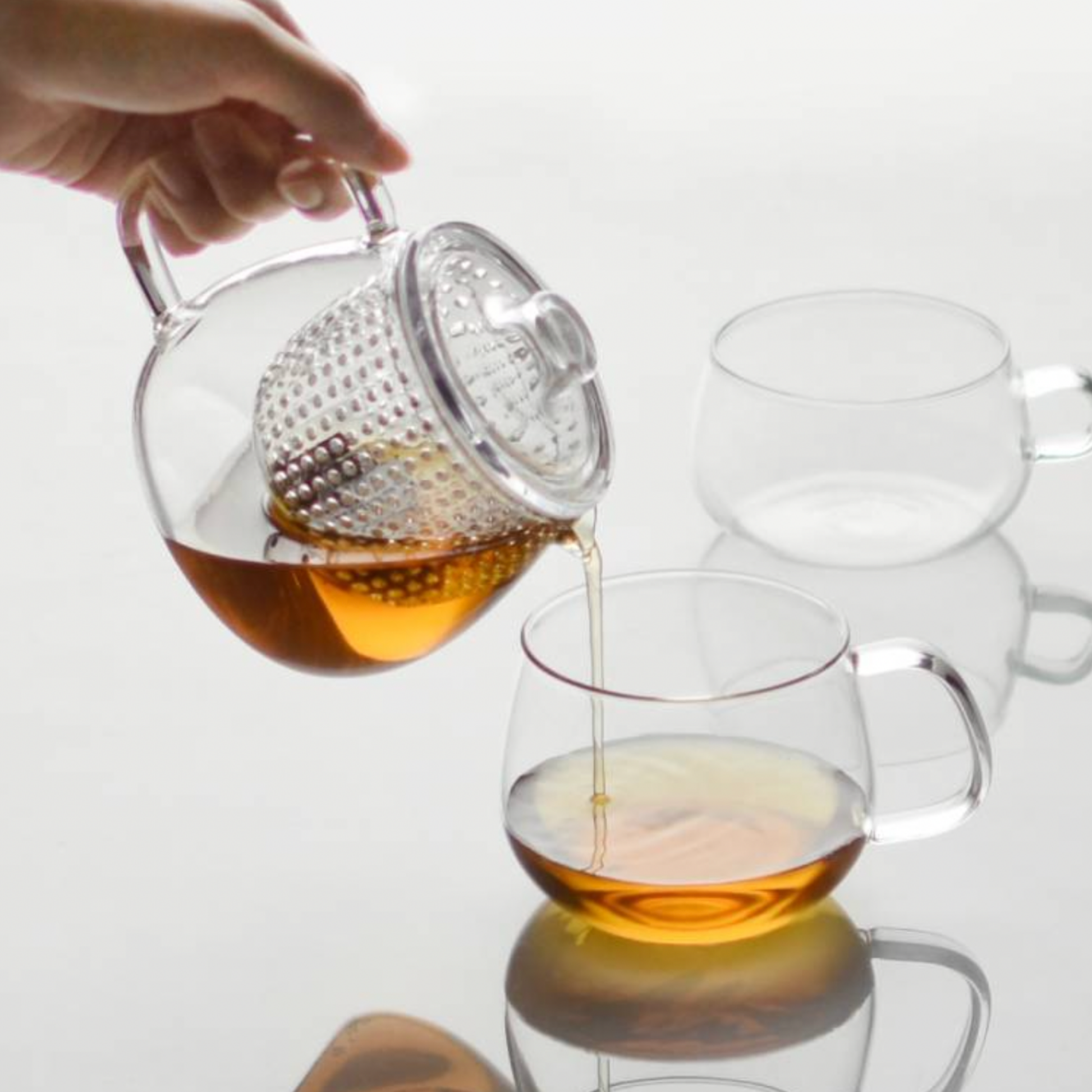Stylish glass Kinto Unitea Unimug Clear 350ml with tea being poured into glass mug
