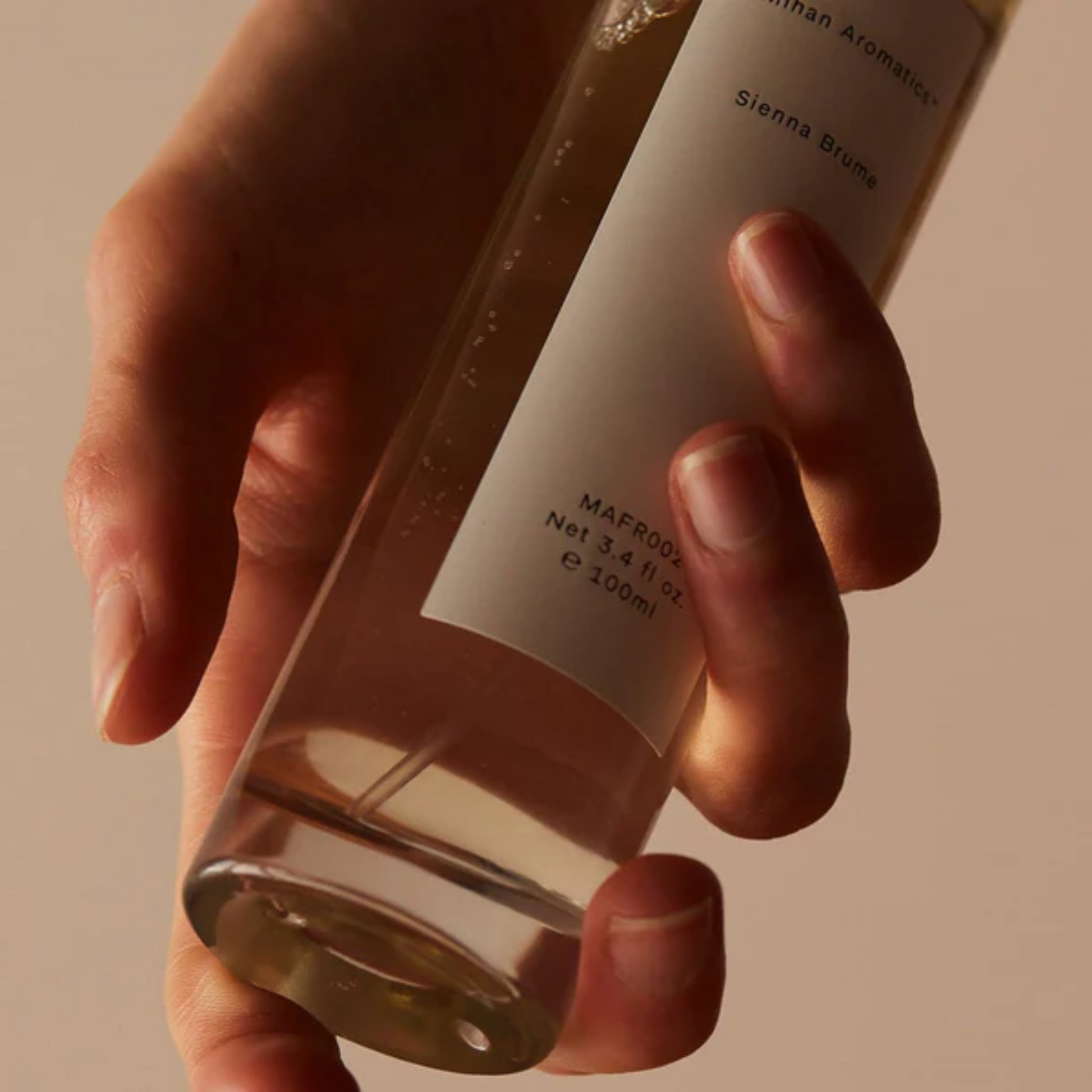 Mihan Aromatics 100ml Sienna Brume close up in hand