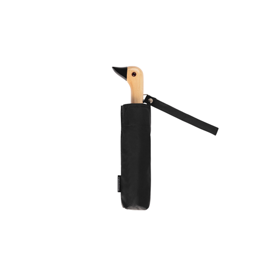 Folded inside its pouch, the Original Duckhead Duck Umbrella Compact Black from 100% recycled plastic bottles and robust to keep you dry, it fits into any backpack or tote bag, it is wind resistant, has automatic open button and high-strength steel frame. For everyday use no matter the weather.