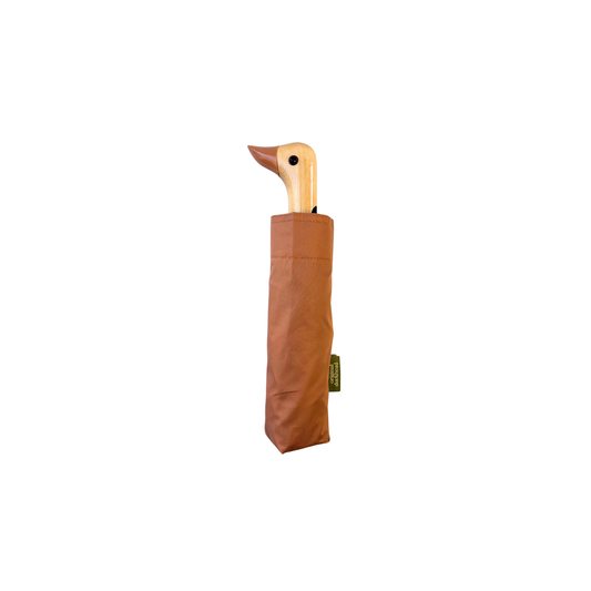 Folded inside its pouch, the Original Duckhead Duck Umbrella Compact Mocha Mousse from 100% recycled plastic bottles and robust to keep you dry, it fits into any backpack or tote bag, it is wind resistant, has automatic open button and high-strength steel frame. For everyday use no matter the weather.