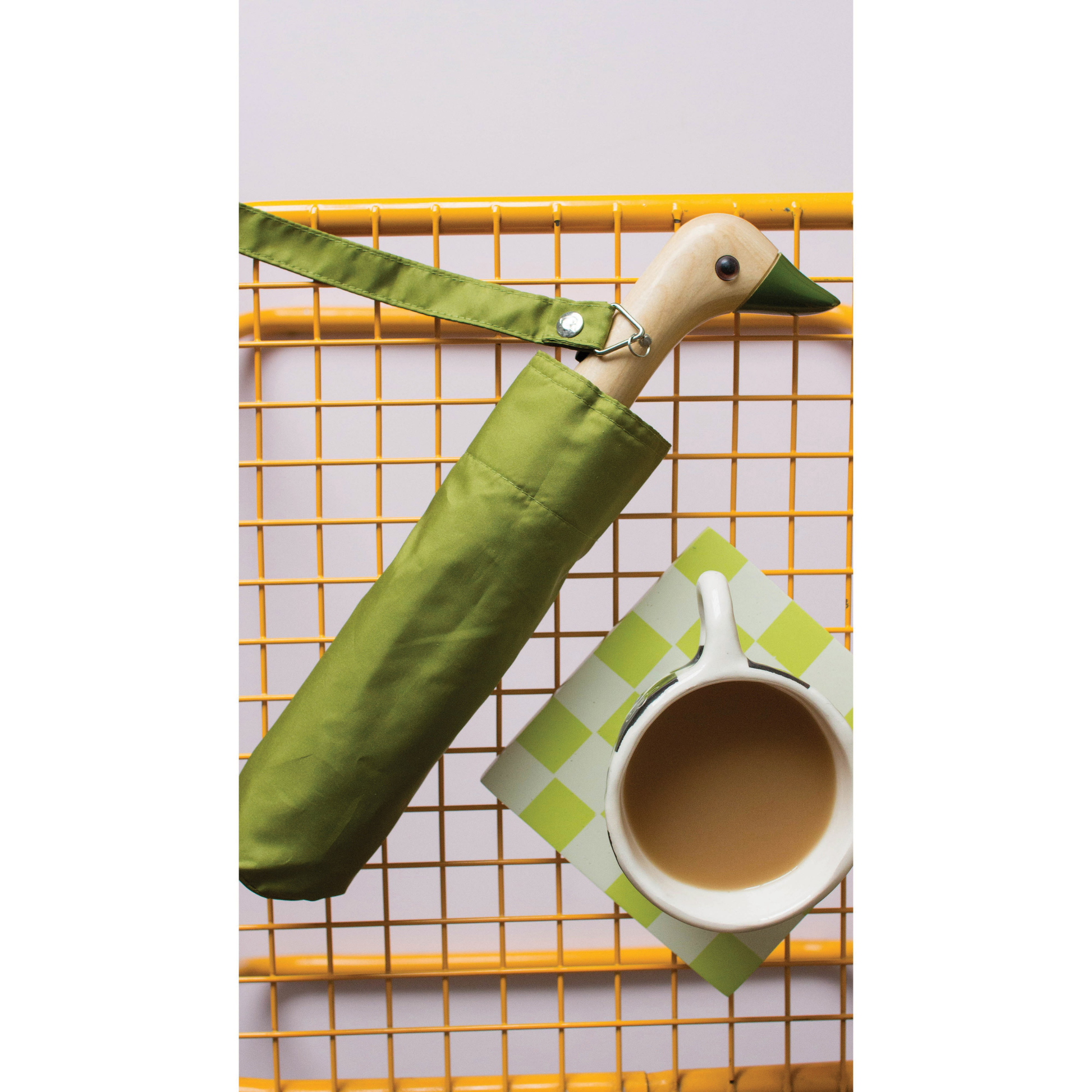 Folded inside its pouch, the Original Duckhead Duck Umbrella Compact Olive from 100% recycled plastic bottles and robust to keep you dry, it fits into any backpack or tote bag, it is wind resistant, has automatic open button and high-strength steel frame. For everyday use no matter the weather.
