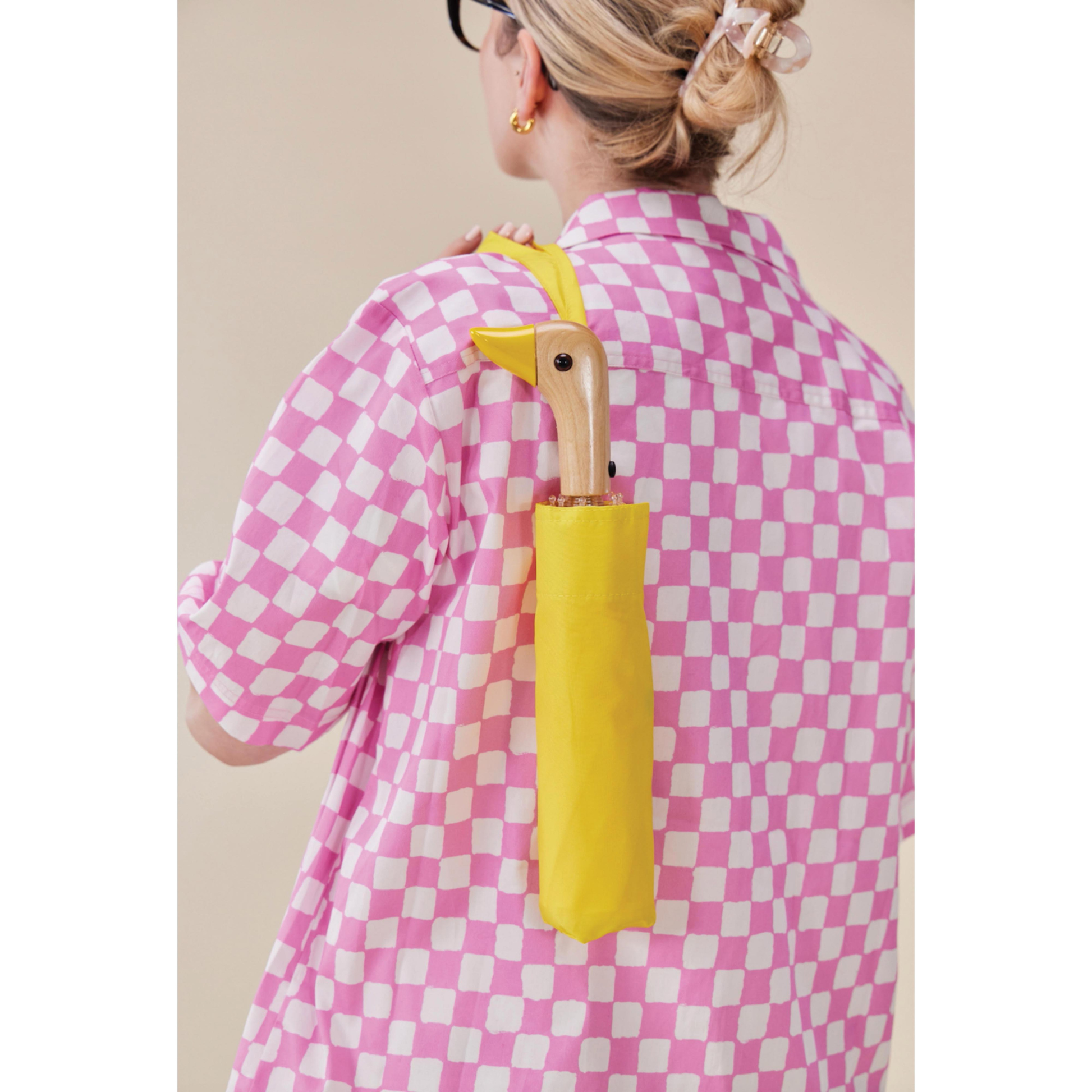 Carried over the shoulder, the Original Duckhead Duck Umbrella Compact Yellow from 100% recycled plastic bottles and robust to keep you dry, it fits into any backpack or tote bag, it is wind resistant, has automatic open button and high-strength steel frame. For everyday use no matter the weather.
