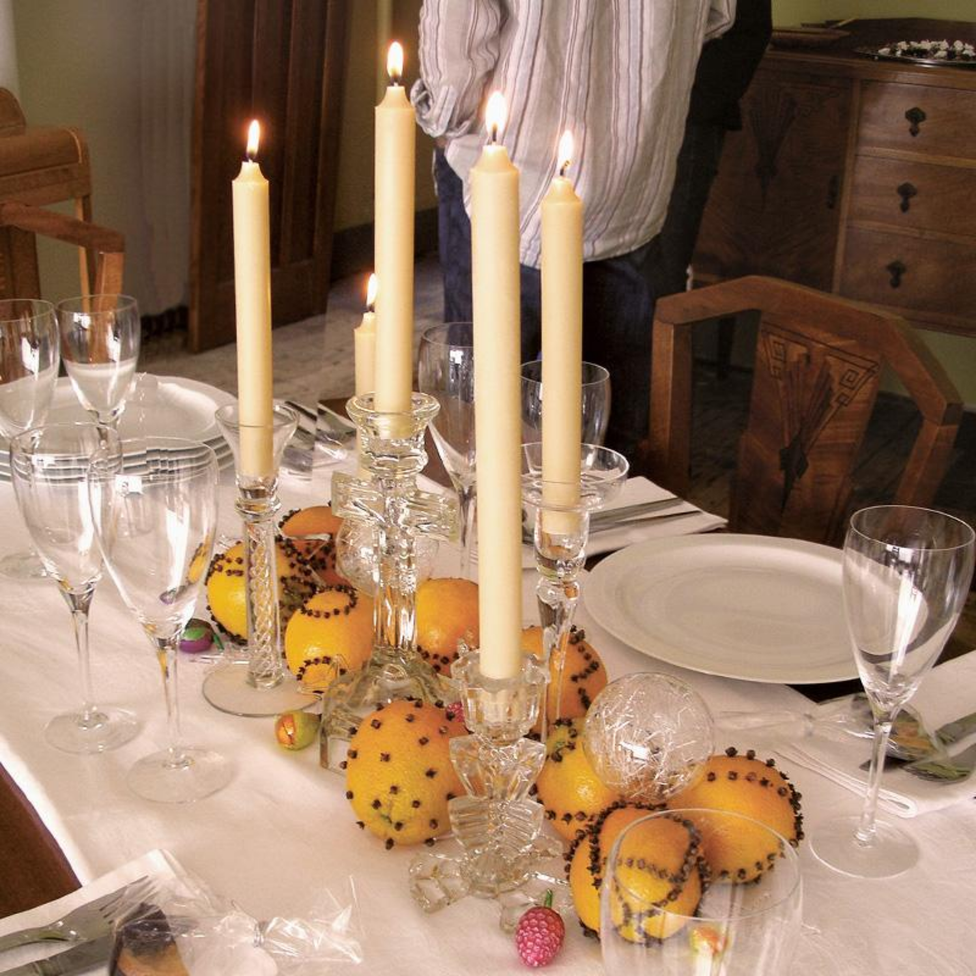 Set table with Queen Bee 30cm taper candles in the middle