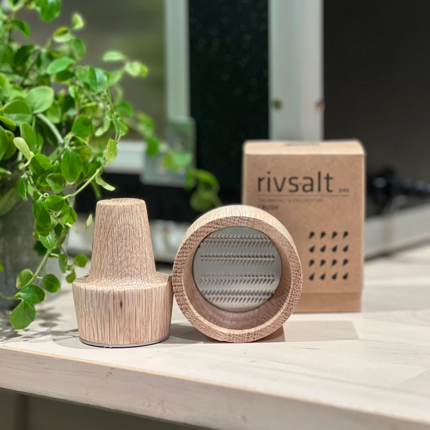 Open mortar showing the steel blades, Rivsalt salt and spice mortar crush in oak wood with stainless steel blades, a compact manual grinder designed for crushing rock salt and dried spices. Includes a small cleaning brush and comes in a Swedish-designed cardboard gift box.