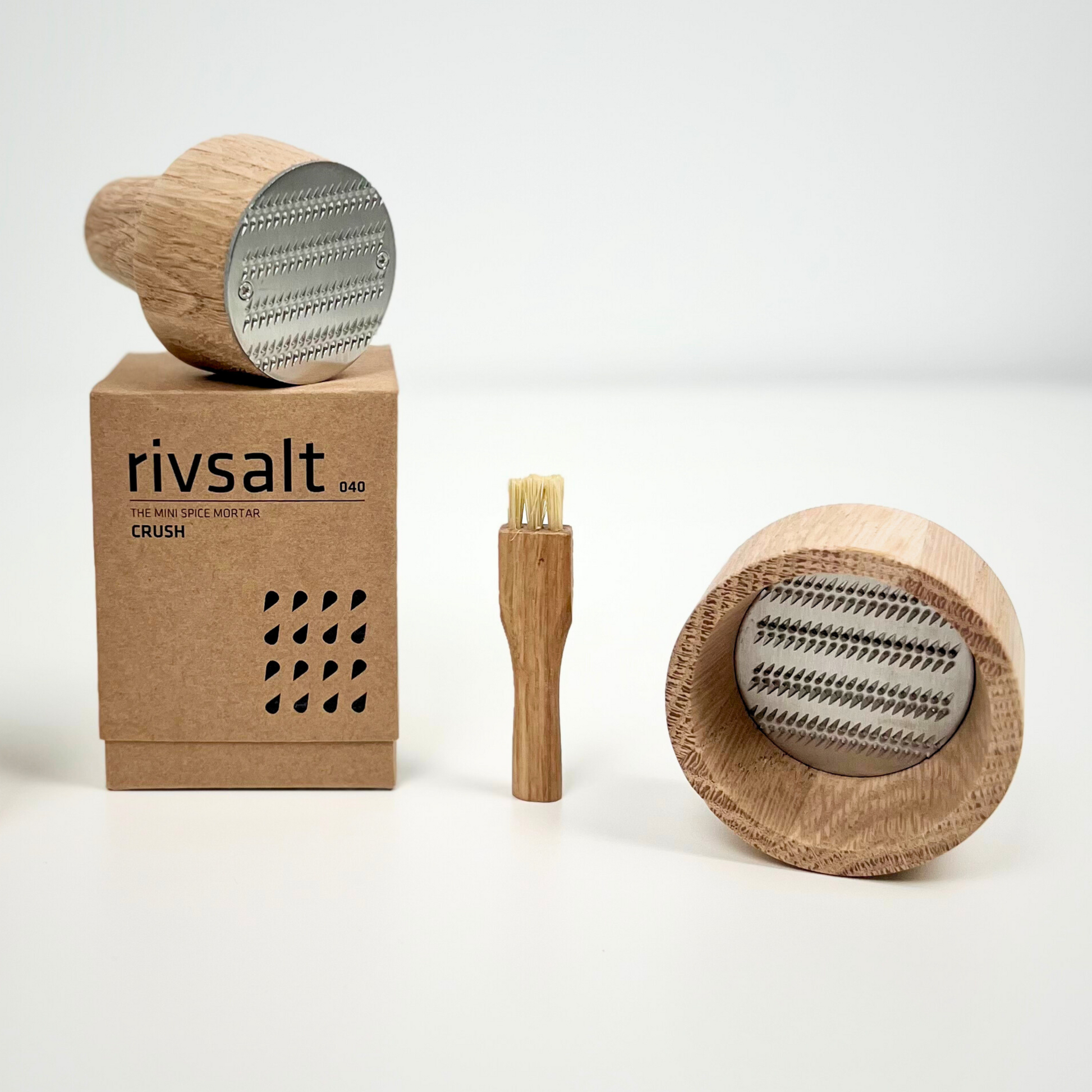 Showing the steel blades from the mortar and the grinder from Rivsalt salt and spice mortar crush in oak wood with stainless steel blades, a compact manual grinder designed for crushing rock salt and dried spices. Includes a small cleaning brush and comes in a Swedish-designed cardboard gift box.