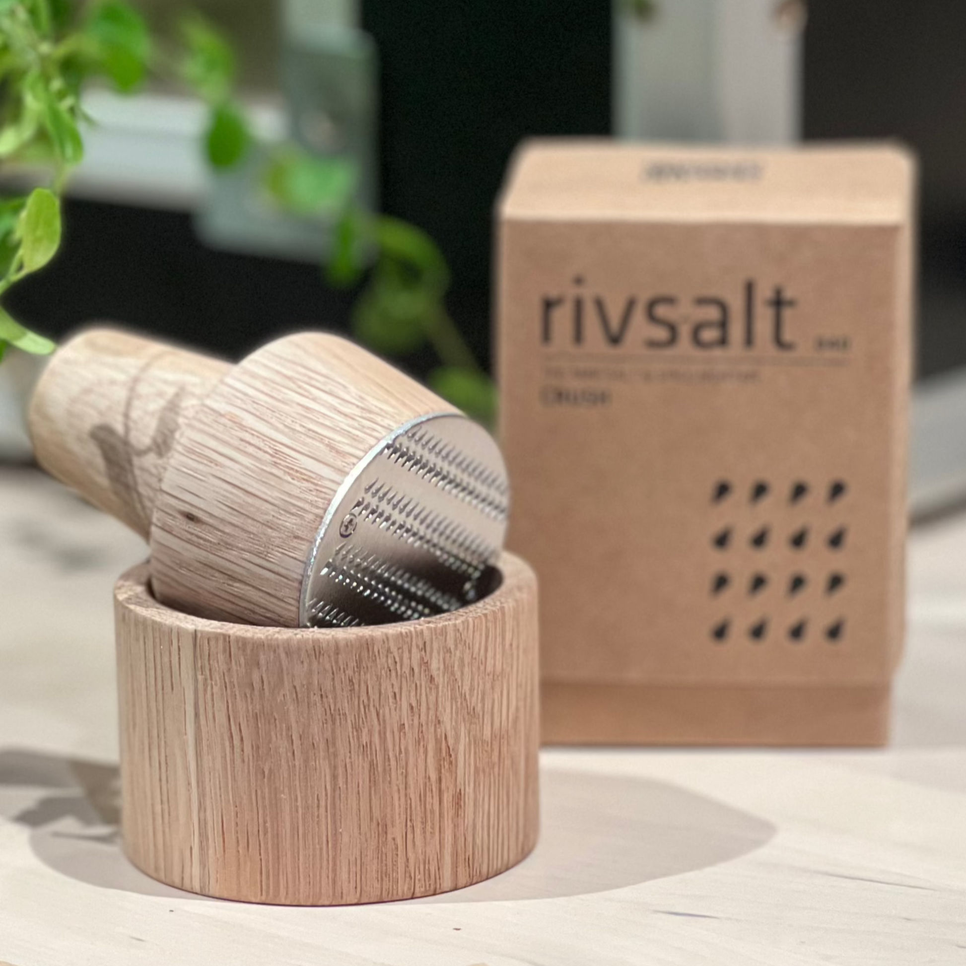 Showing the steel blades at the bottom of the manual grinder, from Rivsalt salt and spice mortar crush in oak wood with stainless steel blades, a compact manual grinder designed for crushing rock salt and dried spices. Includes a small cleaning brush and comes in a Swedish-designed cardboard gift box.