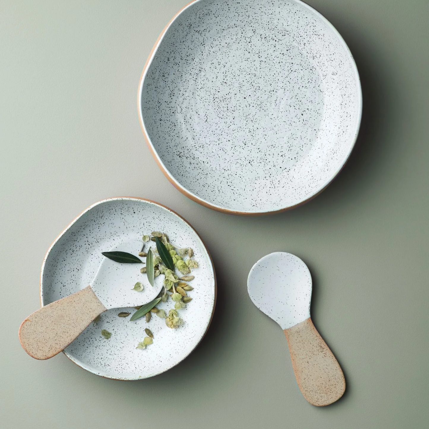 Showing the 26.5cm size and the 21cm size Robert Gordon Garden To Table Bowl Beige Earthly clay body with light organic glaze and dark speckles, hand crafted made from stoneware, microwave and dishwasher safe, designed in Australia, made in China.