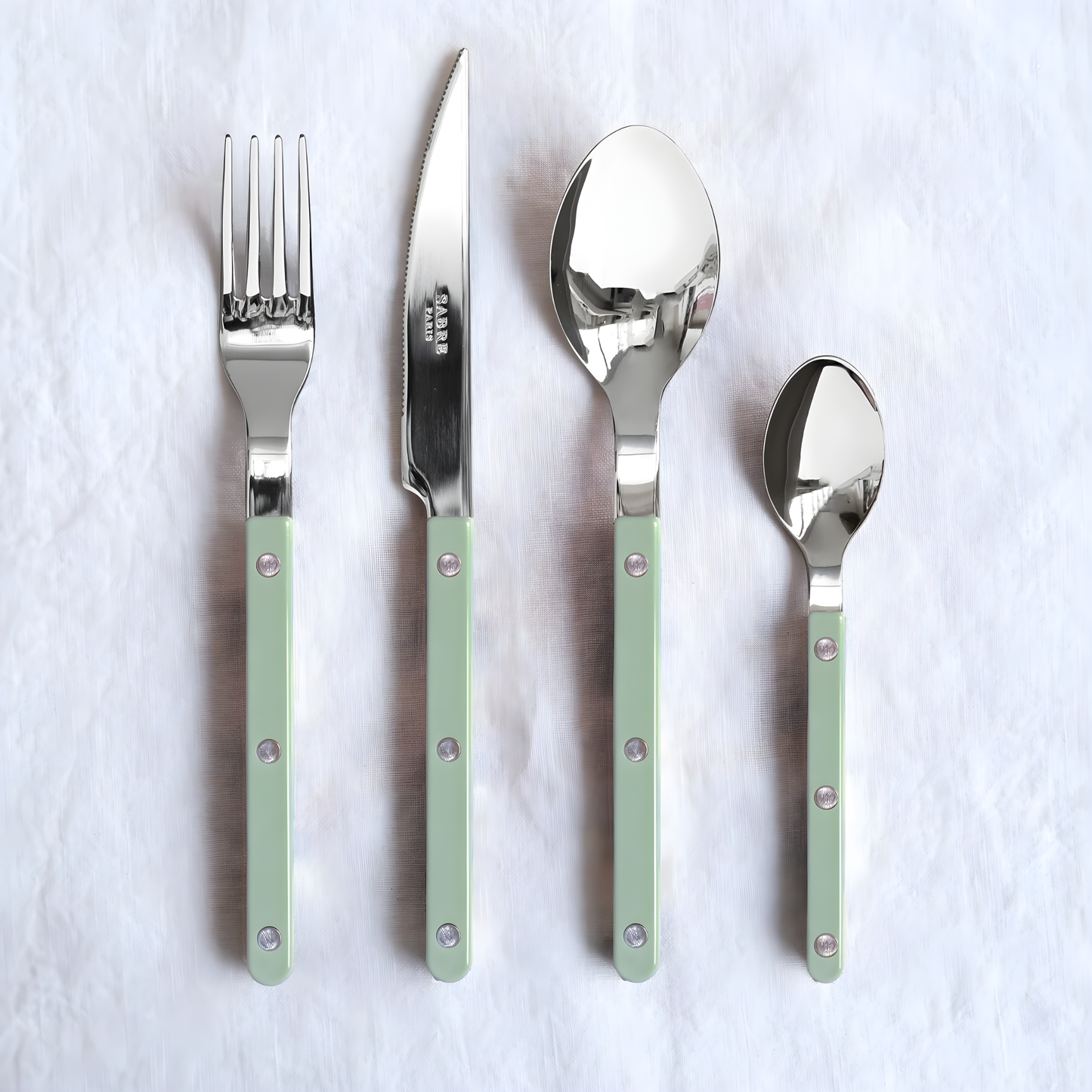 The collection of the Sabre Bistrot Cutlery Asparaus with the Asparagus teaspoon 16cm, which is made from Inox 18/10 - Manche nylon, dishwasher safe at 113°F (45°C) not suitable for microwave oven. This teaspoon is perfect for every occasion.
