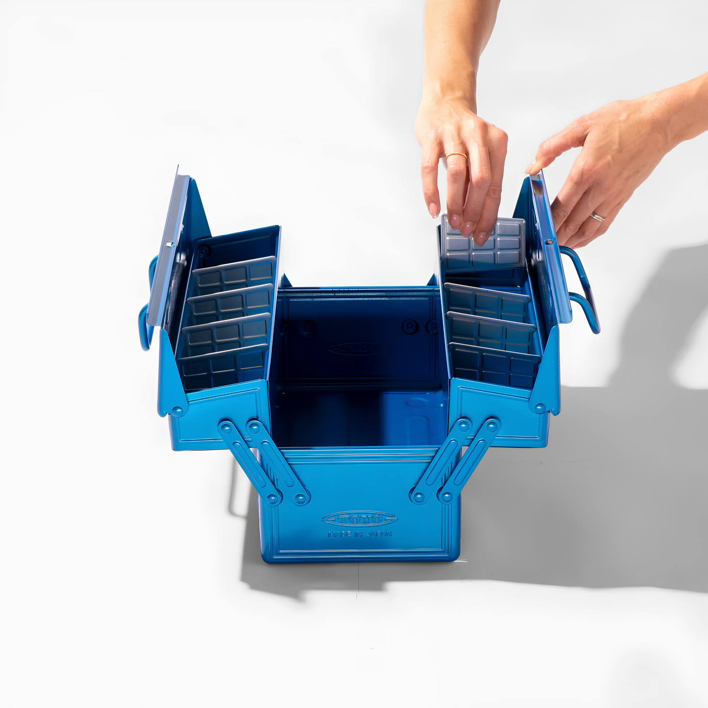 Detaching the removable tray dividers from Toyo Toolbox Cantilever ST-350 Blue Steel Glossy with superior storage capacity and sleek stylish design, featuring double handle and two level layout and 8 removable tray dividers.