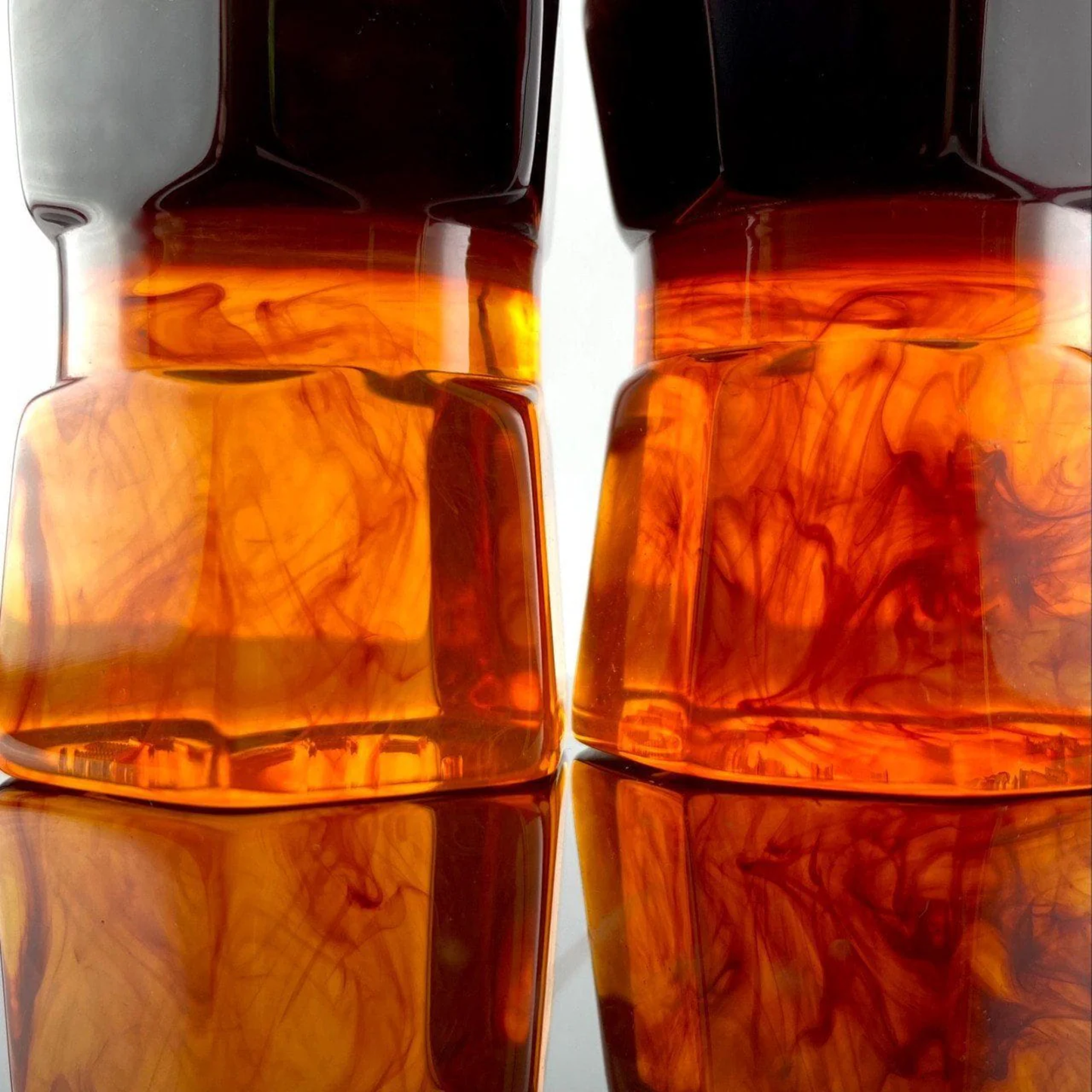 Upclose view of the synthetic mew brown from Yaqi Moka Express Synthetic Shaving Brush - Resin shaving brush with 24mm synthetic Mew Brown knot and palm-grip handle - Durable resin build with 52mm loft and 54mm handle height - Stylish smokey swirl design for smooth lathering and exfoliating shave experience